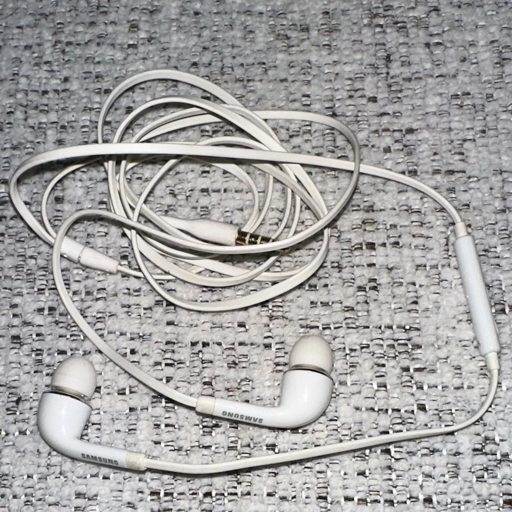 Samsung Classic White Earbud Headphones